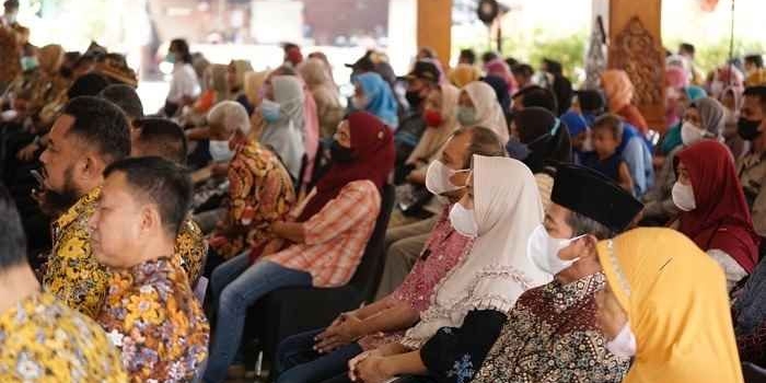 
Tampak, para penerima bedah warung dan inkubasi wirausaha Kelompok Usaha Bersama atau KUBE.