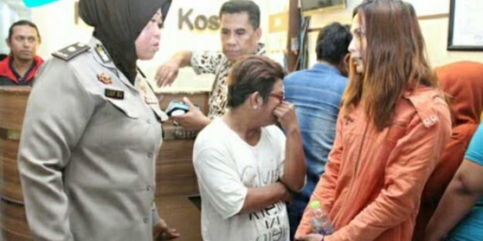 Kasubbag Humas Polrestabes Surabaya saat berada di TKP Ravellat Kos di jalan Kedungdoro.