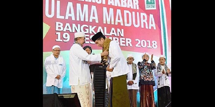 Joko Widodo penyematan Sorban oleh KH. Faisol Anwar PP. Demangan Timur kepada Joko Widodo.
