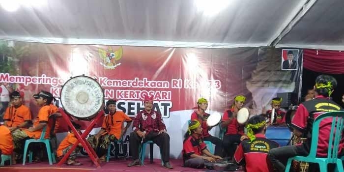 Kuntulan Caruk di pentas seni kemerdekaan di Kelurahan Kertosari.