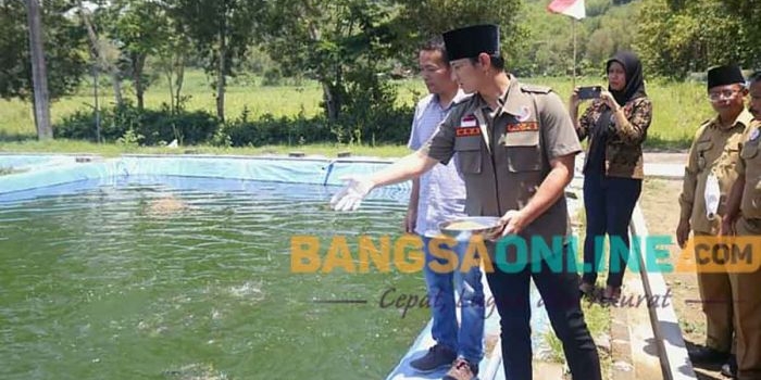 Bupati Arifin saat meninjau lokasi budidaya ikan air tawar di desa Sukowetan. Foto: Herman Subagyo/BANGSAONLINE.com