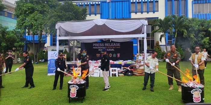 bea-cukai-sidoarjo-musnahkan-93-juta-batang-rokok-ilegal-senilai-rp139-miliar