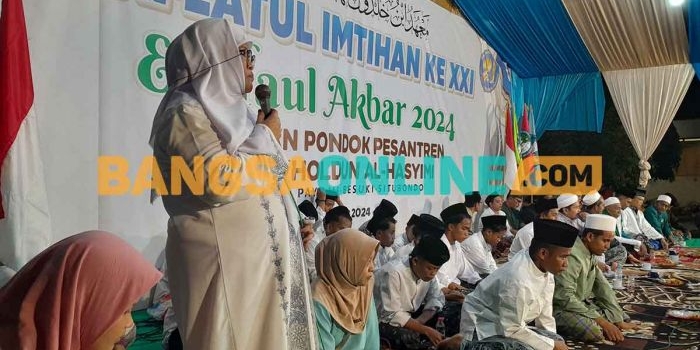 Wakil Bupati Situbondo, Khoirani, saat memberikan sambutan pada pengajian di Pondok Pesantren Ibnu Kholdun Al Hasyimi. Foto: SYAIFUL BAHRI/BANGSAONLINE
