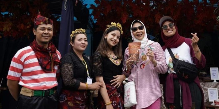 Wali Kota Batu Dewanti Rumpoko (dua dari kanan) bersama pelaku BSFF dan pengunjung.