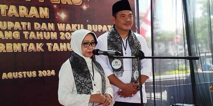 Bacabub Jombang Hj Mundjidah Wahab saat daftar ke KPU Jombang.