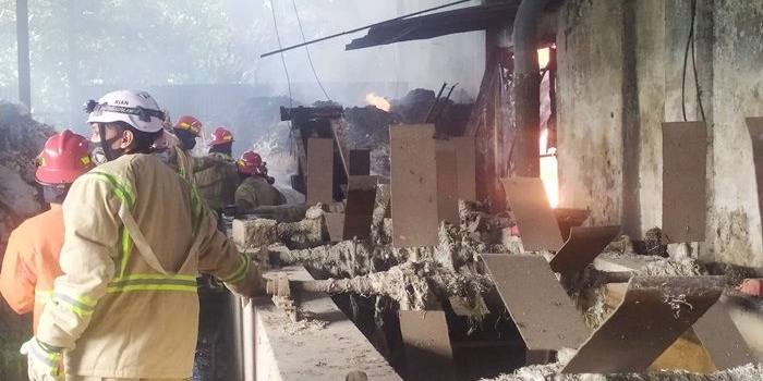Bekas gudang plastik yang terbakar hebat.