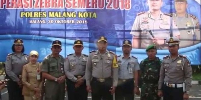 Kapolres Makota AKBP. Asfuri didampingi perwakilan peserta upacara Ops. Zebra Semeru 2018, saat menyampaikan keterangan kepada awak media.