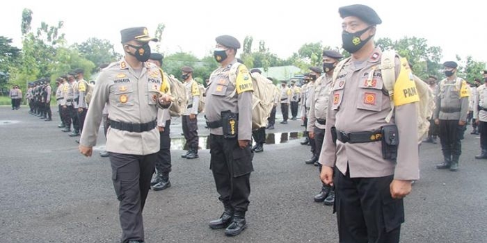 Kapolres Ngawi AKBP I Wayan Winaya saat memeriksa pasukan.