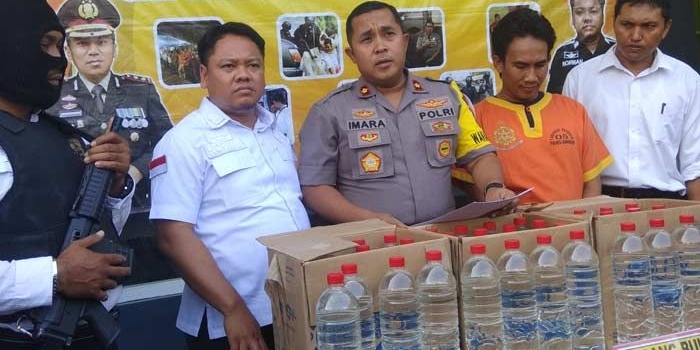 Wakapolres Kompol Imara Utama menunjukkan pelaku dan barang bukti saat rilis di Mapolres Lamongan. 