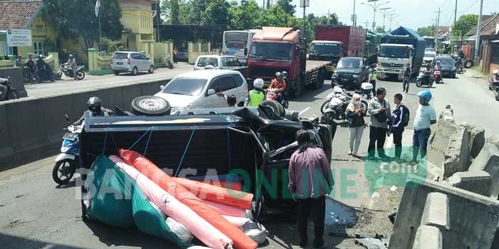 Mobil pick up saat dievakuasi. foto: RONY S/ BANGSAONLINE