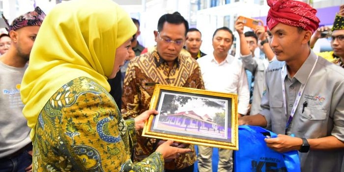 Gubernur Jatim, Khofifah Indar Parawansa, mengunjungi booth di Bursa Pariwisata Jatim 2023.