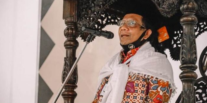Mahfud MD saat jadi khatib salat Jumat di masjid Baitul Hamdi Gedung Negara Grahadi Suabaya, Jumat (26/6/2020). foto: ist/ bangsaonline.com 