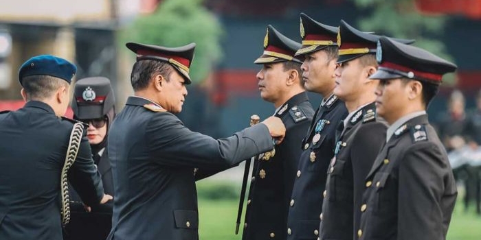 pimpin-upacara-hari-kesadaran-nasional-kapolda-jatim-anugerahkan-satyalancana