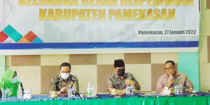 Bupati Baddrut Tamam saat melakukan Safari OPD di Disperindag Kabupaten Pamekasan. 