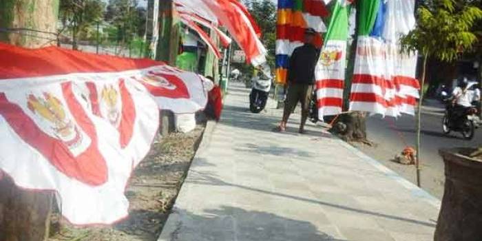 Sederetan bendera dijejer diatas trotoar untuk dijual. (foto: dendi martoni/BANGSAONLINE)