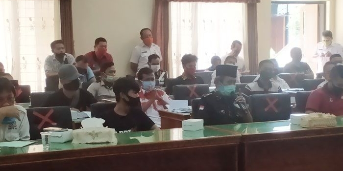 Gabungan 5 LSM saat hearing di Gedung DPRD Trenggalek. foto: HERMAN/ BANGSAONLINE