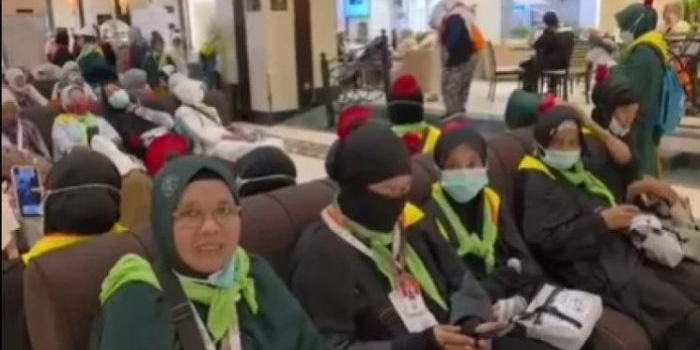 mawar-merah-pada-kerudung-jadi-penanda-unik-jemaah-haji-asal-lamongan-di-madinah
