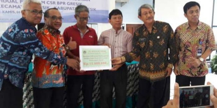 Direktur PD BPR Gresik Alkusani menyerahkan CSR. foto: Syuhud/ bangsaonline.com