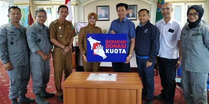 Bupati Kabupaten Nunukan, (tengah kiri) beserta jajaran Pemerintah Kabupaten Nunukan dan Perwakilan Bakamla RI Bersama Group Head XL Axiata Regional Jabodetabek, Kalbar, Kaltim & Kaltara, (tengah kanan) melakukan seremoni pelaksanaan program Gerakan Donasi Kuota.