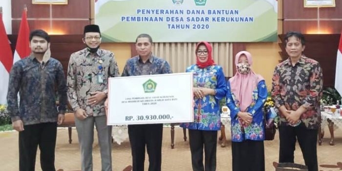 Kepala Kantor Kemenag Kota Batu dan Kepala Kesbangpol Pemkot Batu saat mendampingi Kades Mojorejo di Gedung Negara Grahadi Surabaya.