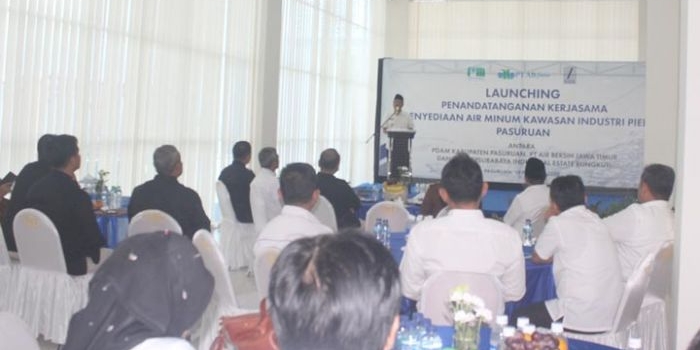 Bupati Pasuruan Irsyad Yusuf saat melakukan penandatanganan kerja sama pelayanan air minum.