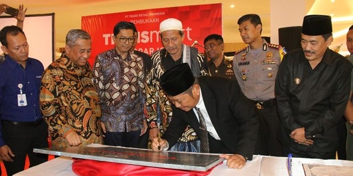 Gerai Transmart saat diresmikan langsung oleh Bupati Sidoarjo, H. Saiful Ilah, didamping oleh Wakil Bupati, ulama terkemuka KH Ali Masyhuri (Gus Ali) dan Komisaris Utama Bank Mega Syariah M Nuh.