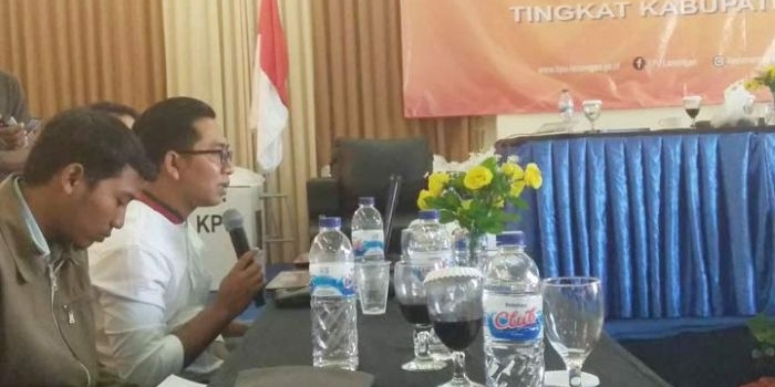 Ahmad Zuhdi saat menyampaikan rekap suara yang diperoleh tim Bawaslu Lamongan. 
