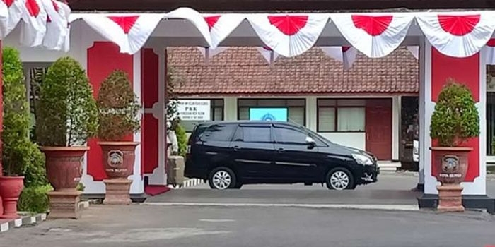 Mobil KPK yang terparkir di rumah dinas Wali Kota Blitar.