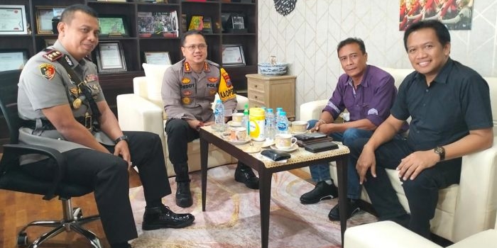 Diskusi Ketua AMSI Jatim Arief Rahman (kanan) dengan Kapolresta Banyuwangi Kombes Pol Deddy Foury Millewa (dua dari kiri).