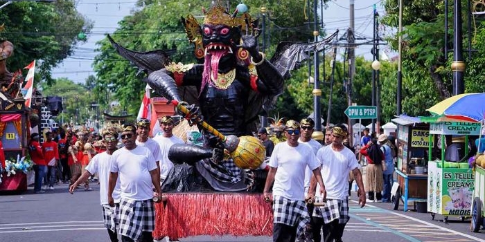 tampilkan-folklore-nusantara-ribuan-warga-meriahkan-pasuruan-street-art-carnival-2025