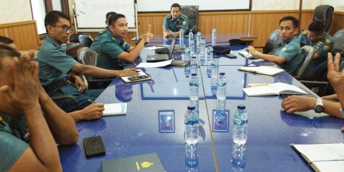 Rapat khusus jelang kenaikan pangkat Pamen dipimpin oleh Pabandalpers Letkol Laut (KH) Abu Dzarin di Rupat Spers Koarmada II Surabaya, Selasa (03/03).