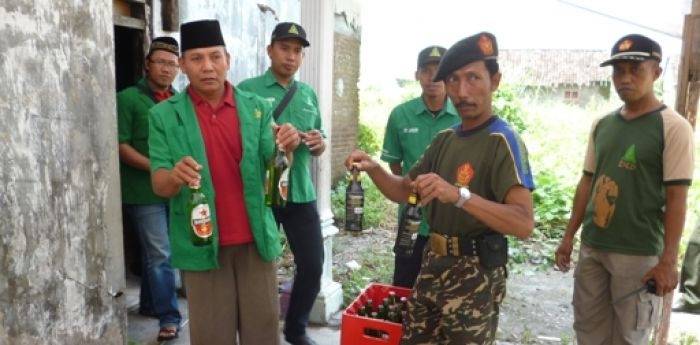 petugas gabungan forpimka Jabon, GP Ansor dan Banser melakukan razia. (Agus HP/BangsaOnline)