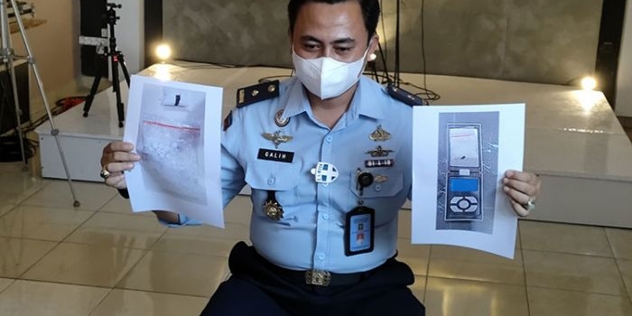 Ario Galih Maduseno, Kepala KPLP (Kesatuan Pengaman Lapas) Kelas IIA Kediri saat menunjukkan foto barang bukti yang disita. (foto: MUJI HARJITA/ BANGSAONLINE)