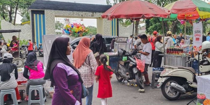 libur-sekolah-pkl-di-alun-alun-lamongan-ketiban-berkah