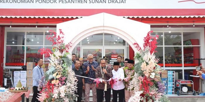 sekda-gresik-resmikan-gerai-sembako-kopdes-merah-putih-di-desa-dapet