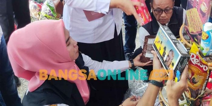 Petugas saat mengecek parcel yang dijual di Jalan Brawijaya, Kota Kediri. Foto: MUJI HARJITA/BANGSAONLINE