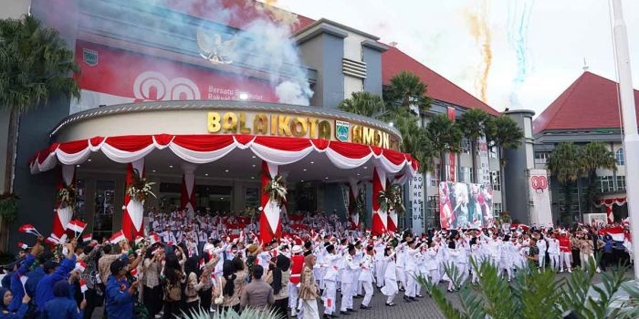beragam-budaya-semarakkan-upacara-penurunan-bendera-merah-putih-di-kota-batu