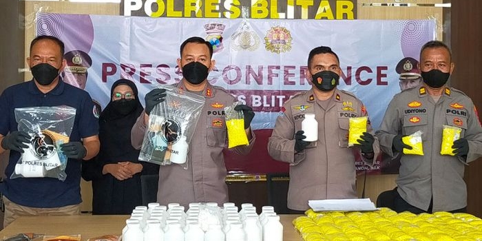 Kapolres Blitar AKBP Adhitya Panji Anom (dua dari kiri) menunjukkan ribuan pil okerbaya hasil operasi tumpas narkoba.