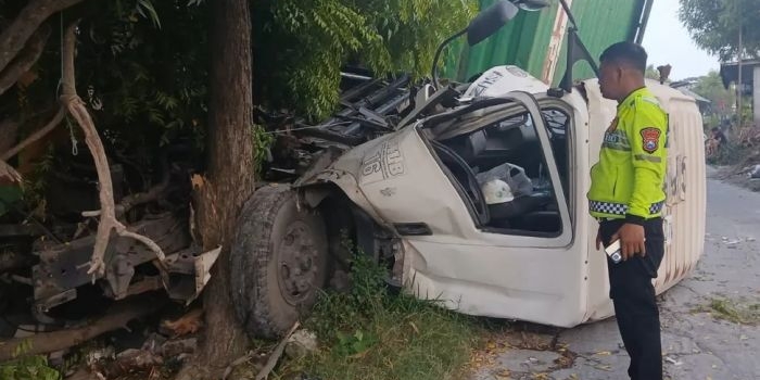 diduga-lalai-truk-trailer-seruduk-tronton-di-lamongan-satu-pengemudi-luka-berat