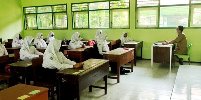 Pembelajaran Tatap Muka Terbatas (PTMT) yang dilaksanakan di SMP Negeri 1 Ngasem dengan protokol kesehatan yang ketat. foto: ist. 