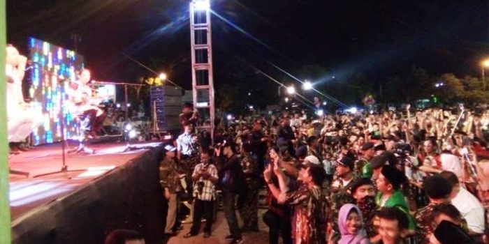 Suasana Konser Wali di Alun-alun yang digelar GP Ansor Tuban. foto: SUWANDI/  BANGSAONLINE