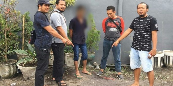 Pelaku S (tengah) diamankan anggoto Polsek kota Lumajang dibantu Buser Satreskrim Polres Lumajang.