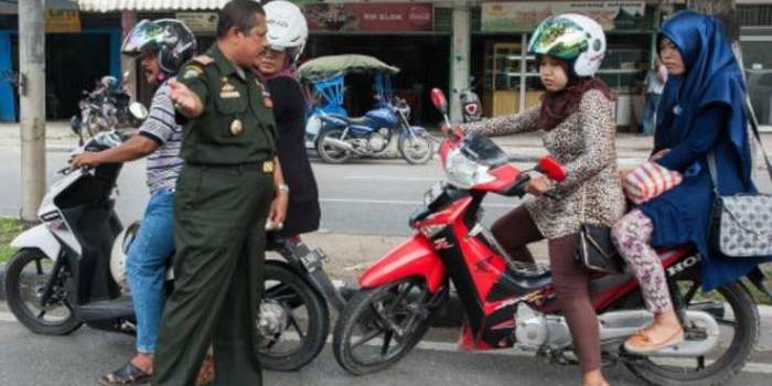 ?

Perempuan bercelana legging dihentikan dalam razia polisi syariat. Foto:repro bbc