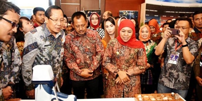 Gubernur Jatim, Khofifah Indar Parawansa bersama Sekdaprov, Heru Tjahjono melihat alat uji mineral "Misari" di stan Dinas ESDM Jatim di Jatim Fair 2019. foto: ist