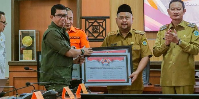 Bupati Gresik Fandi Akhmad Yani secara simbolis menerima bantuan dari Kepala BNPB Letjen Suharyanto. Foto: Ist.