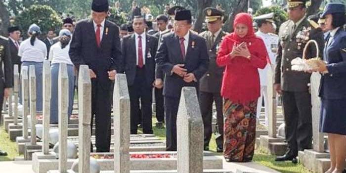 Presiden Joko Widodo dan Wapres Jusuf Kalla melakukan ziarah di di Taman Makam Pahlawan, Kalibata, Jakarta. 