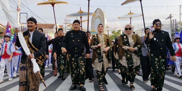 ikuti-tradisi-boyong-notoprojo-bupati-nganjuk-pemerintah-harus-hadir-di-tengah-masyarakat