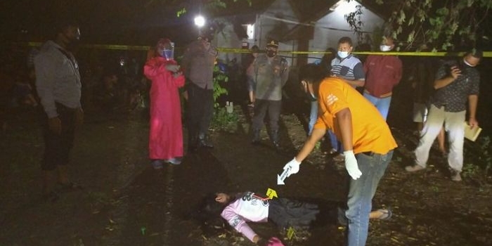 Mayat perempuan yang ditemukan tergeletak di sebuah lapangan bola voli saat akan dievakuasi petugas. (foto: Ist.)