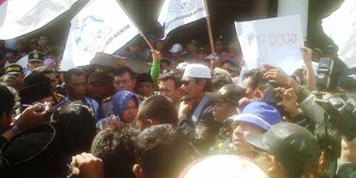 ?

Warga dari berbagai eleman menggelar aksi mendukung penutupan Lokalisasi Dolly di Balaikota Surabaya, kemarin. Foto:maulana/BANGSAONLINE