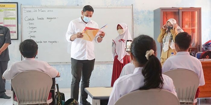 Wali Kota Kediri, Abdullah Abu Bakar, saat berkunjung dan menyapa murid SD Laboratorium UN PGRI Kediri. Foto: Ist
